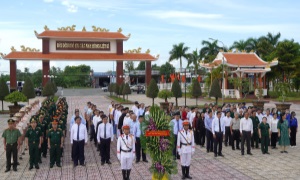 Lãnh đạo tỉnh Cà Mau viếng, dâng hương các anh hùng liệt sĩ nhân Ngày Quốc khánh 2-9